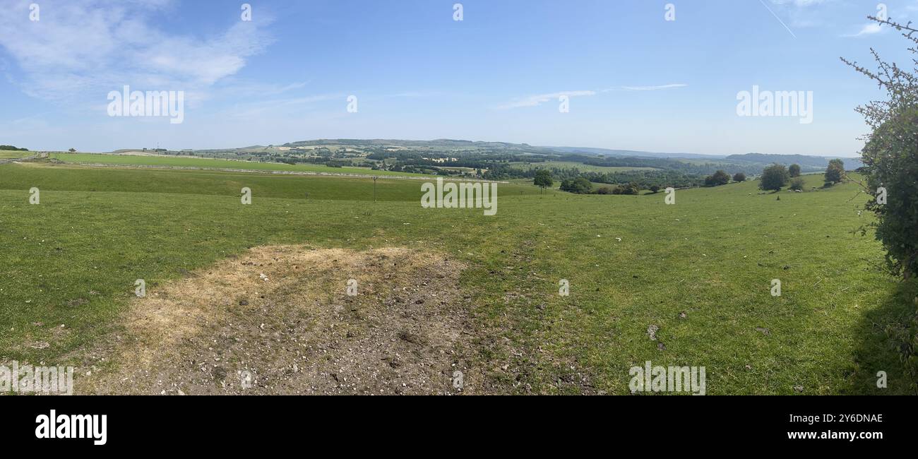 Landschaften, Grün, Felder, Grün, Gras, Bauernfeld, klarer blauer Himmel, weiße Nebelwolken, Landschaft, Frieden, Entspannung, therapeutisch! - Smartphone-aufgenommenes Stockfoto