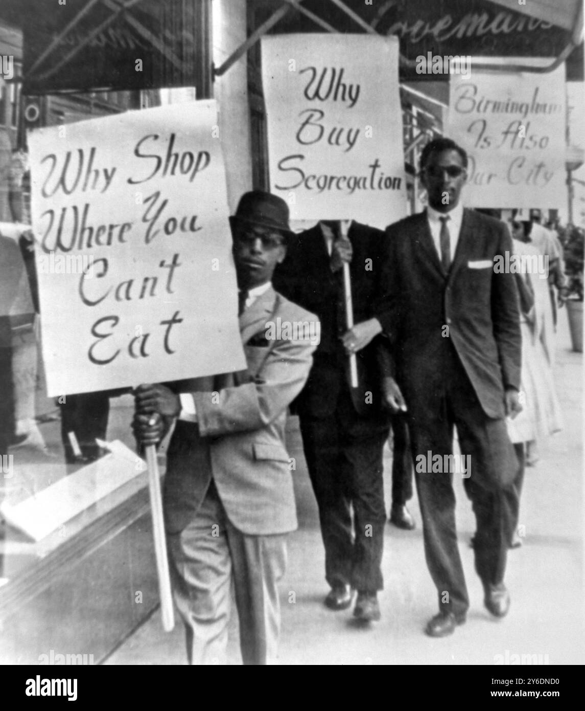 AL HIBBLER BLINDE SCHWARZE SÄNGERIN IN BIRMINGHAM, ALABAMA / ; 12. APRIL 1963 Stockfoto