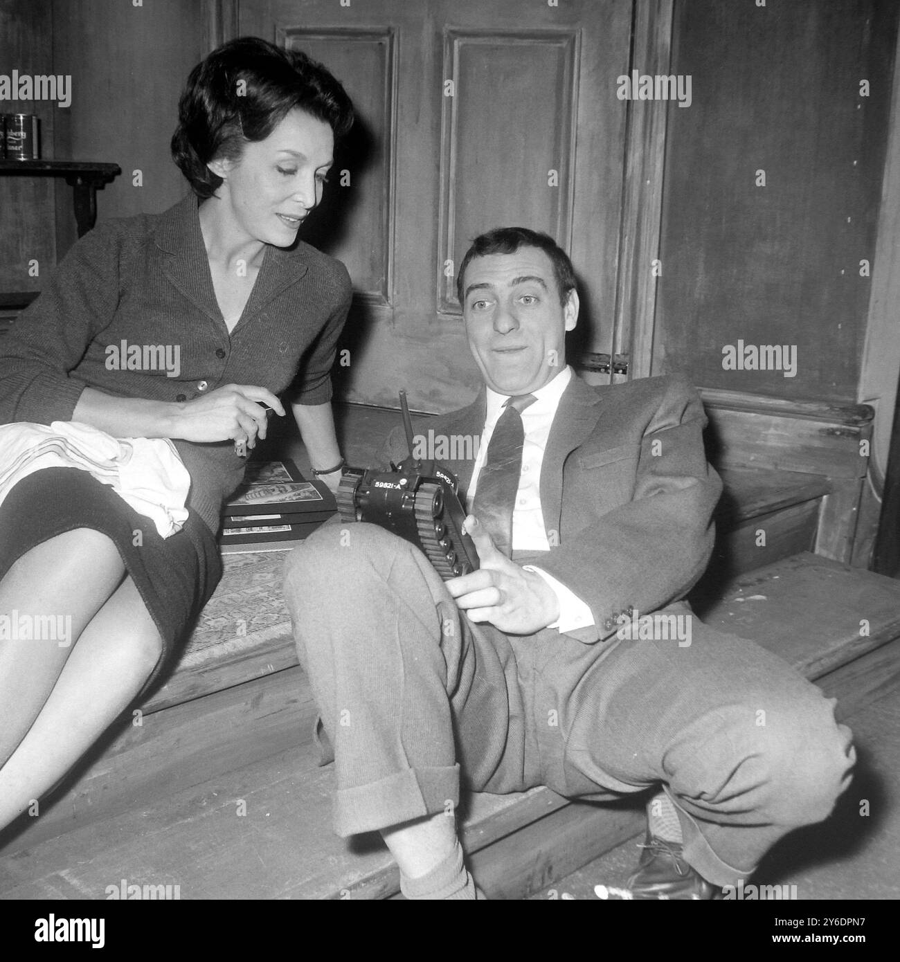 MAXINE AUDLEY MIT HARRY H CORBETT IN LONDON, THEATERSTÜCK WHO'LL SAVE THE PLOWBOY / ; 1. APRIL 1963 Stockfoto