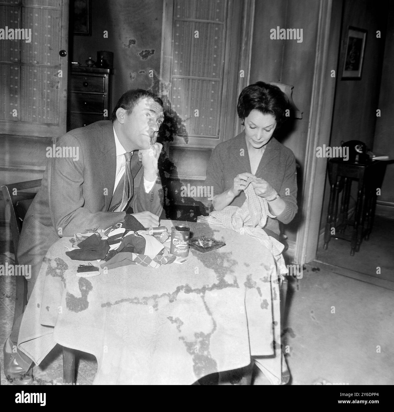 MAXINE AUDLEY MIT HARRY H CORBETT IN LONDON, THEATERSTÜCK WHO'LL SAVE THE PLOWBOY / ; 1. APRIL 1963 Stockfoto
