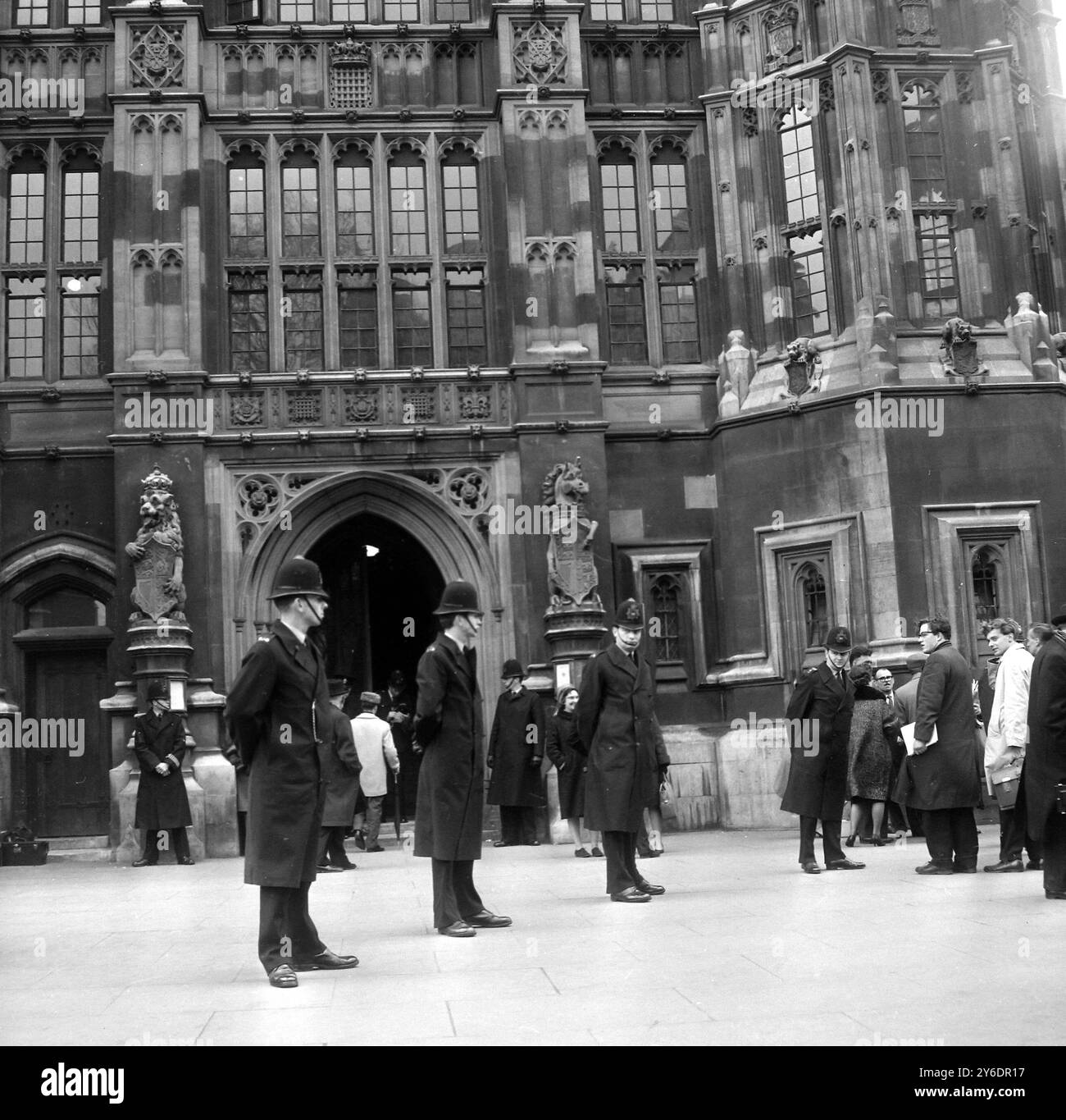 SCHULLEHRER DEMONSTRANTEN VOR DEM HOUSE OF COMMONS ÜBER BEZAHLUNG ; 27. MÄRZ 1963 Stockfoto