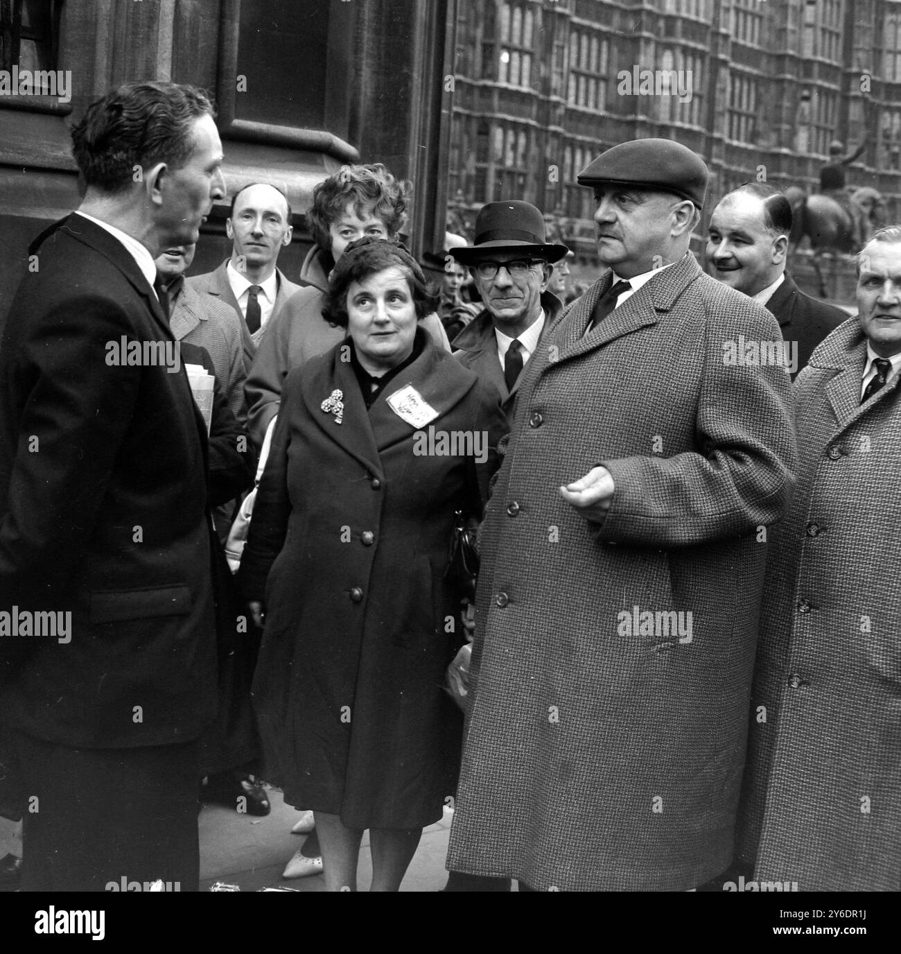 SCHULLEHRER DEMONSTRIEREN VOR DEM HOUSE OF COMMONS ÜBER BEZAHLUNG / ; 27. MÄRZ 1963 Stockfoto