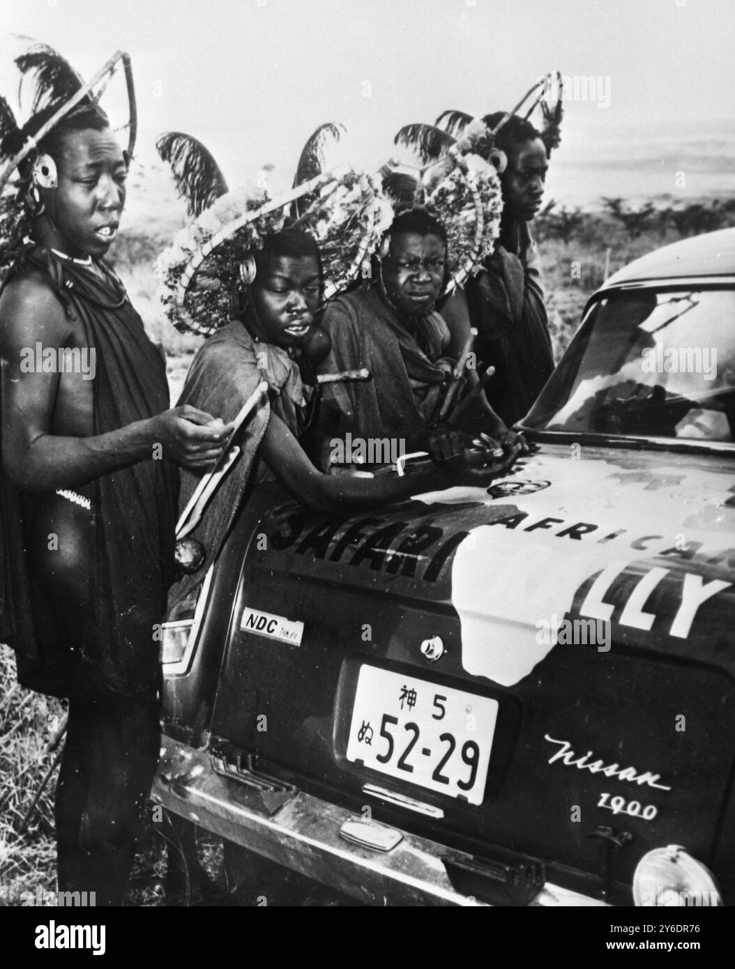 STAMMESLEUTE UNTERSUCHEN NISSAN CEDRIC CAR IN NAIROBI; 26. MÄRZ 1963 Stockfoto