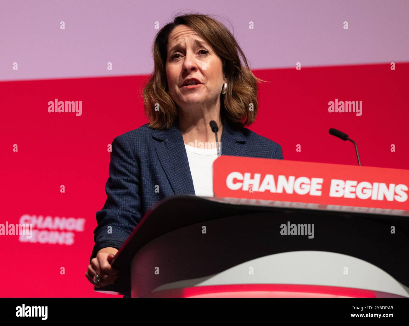 Liverpool, Großbritannien. September 2024. Elizabeth Kendall, Staatssekretärin für Arbeit und Pensionen, hält am letzten Tag der Arbeitskonferenz eine Rede. Liverpool UK Bild: Garyroberts/worldwidefeatures.com Credit: GaryRobertsphotography/Alamy Live News Stockfoto
