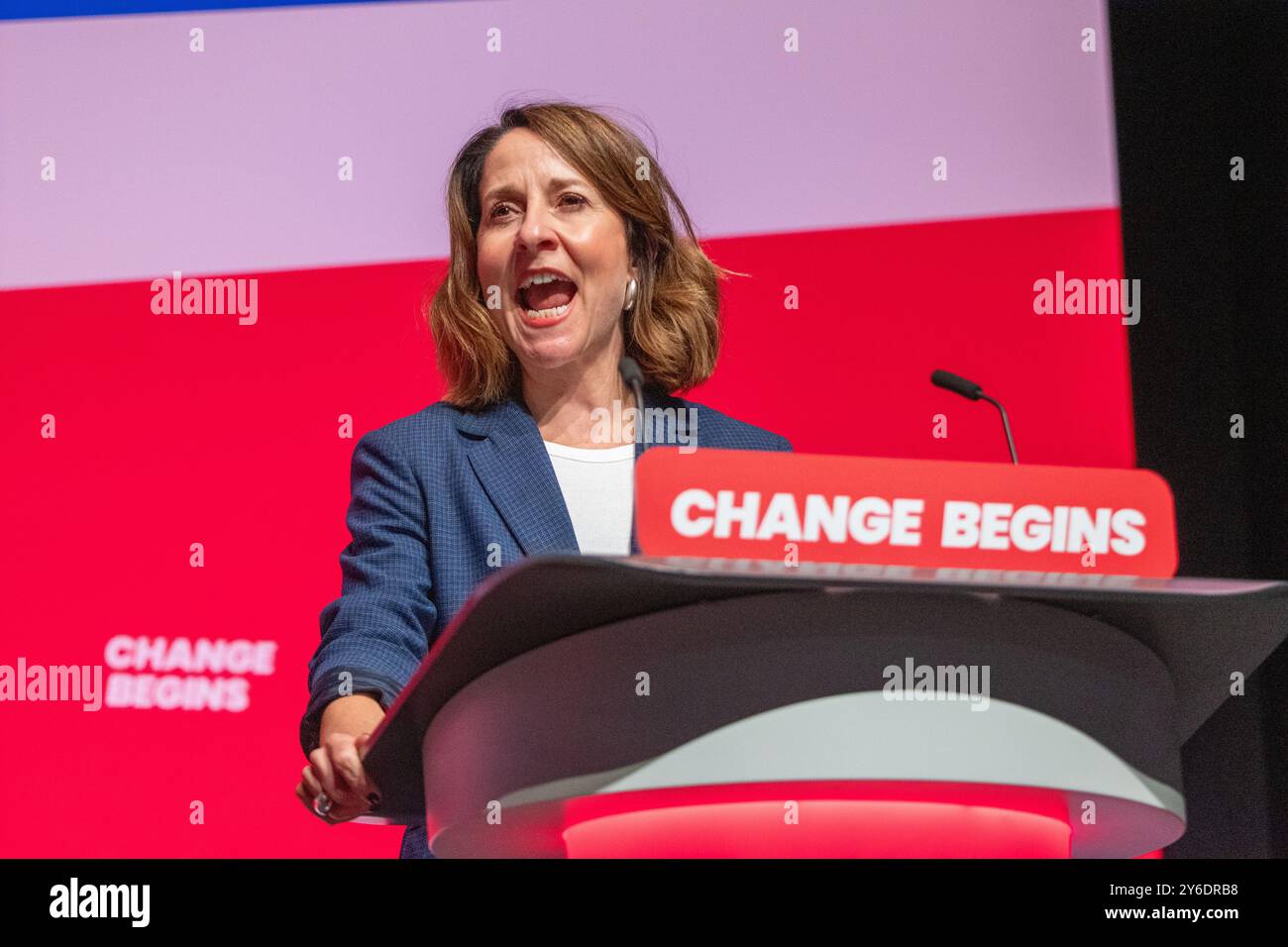 Liverpool, Großbritannien. September 2024. Elizabeth Kendall, Staatssekretärin für Arbeit und Pensionen, hält am letzten Tag der Arbeitskonferenz eine Rede. Liverpool UK Bild: Garyroberts/worldwidefeatures.com Credit: GaryRobertsphotography/Alamy Live News Stockfoto