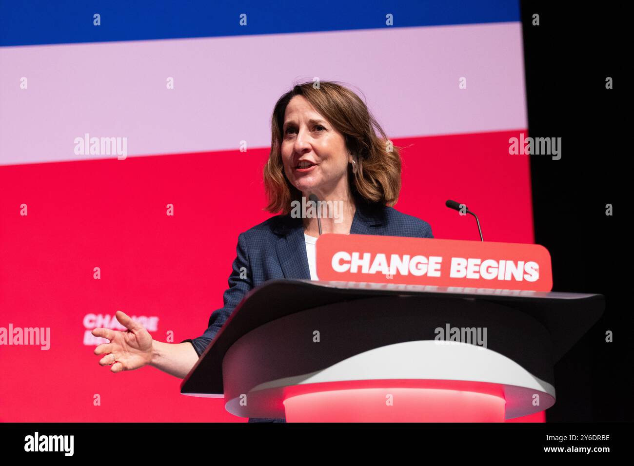 Liverpool, Großbritannien. September 2024. Elizabeth Kendall, Staatssekretärin für Arbeit und Pensionen, hält am letzten Tag der Arbeitskonferenz eine Rede. Liverpool UK Bild: Garyroberts/worldwidefeatures.com Credit: GaryRobertsphotography/Alamy Live News Stockfoto