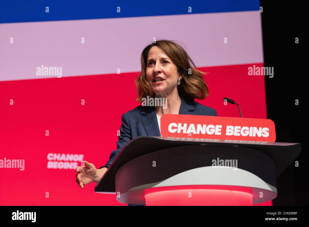 Liverpool, Großbritannien. September 2024. Elizabeth Kendall, Staatssekretärin für Arbeit und Pensionen, hält am letzten Tag der Arbeitskonferenz eine Rede. Liverpool UK Bild: Garyroberts/worldwidefeatures.com Credit: GaryRobertsphotography/Alamy Live News Stockfoto