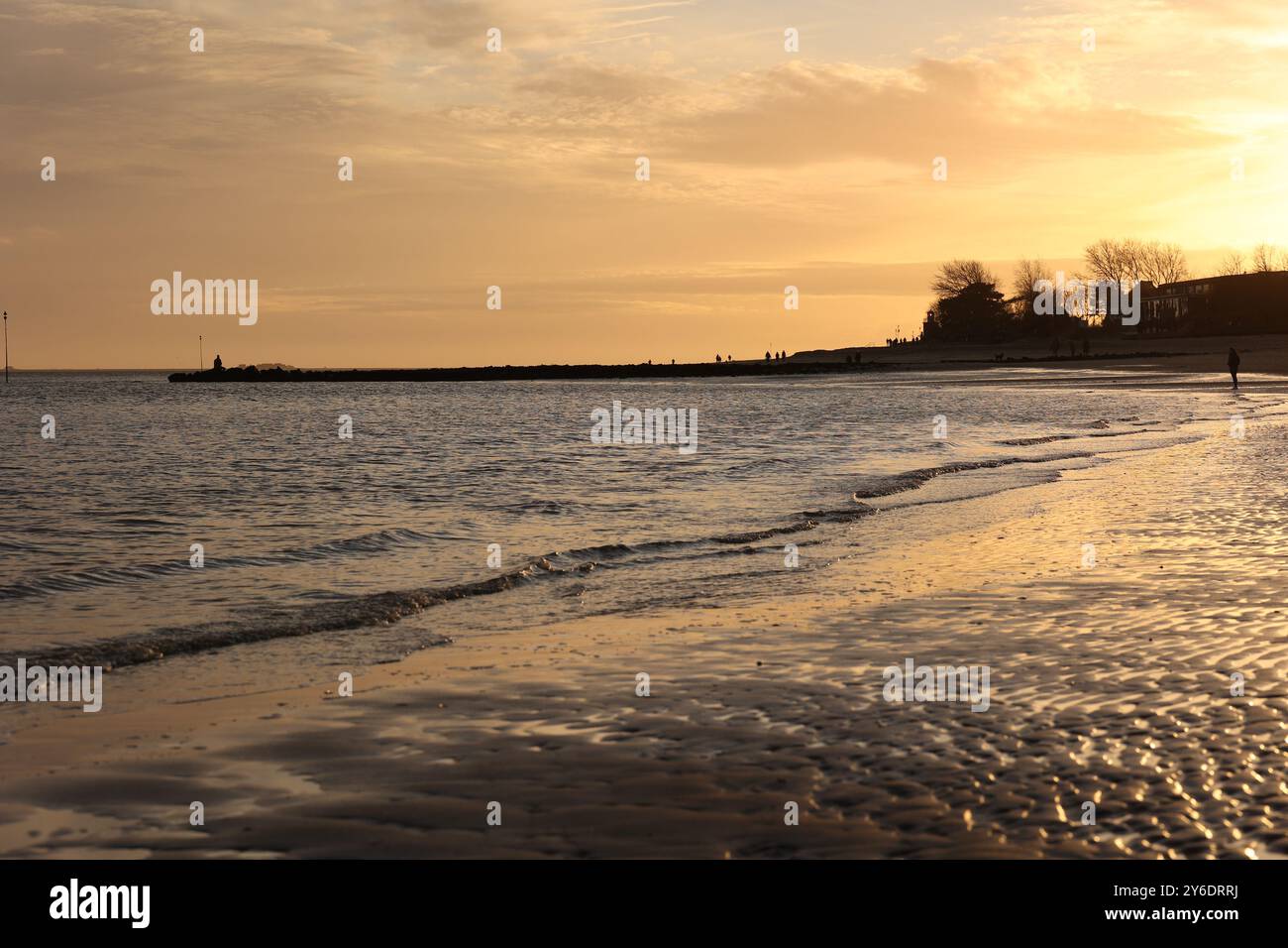 Foto vom Strand bei Sonnenuntergang während der goldenen Stunde Stockfoto