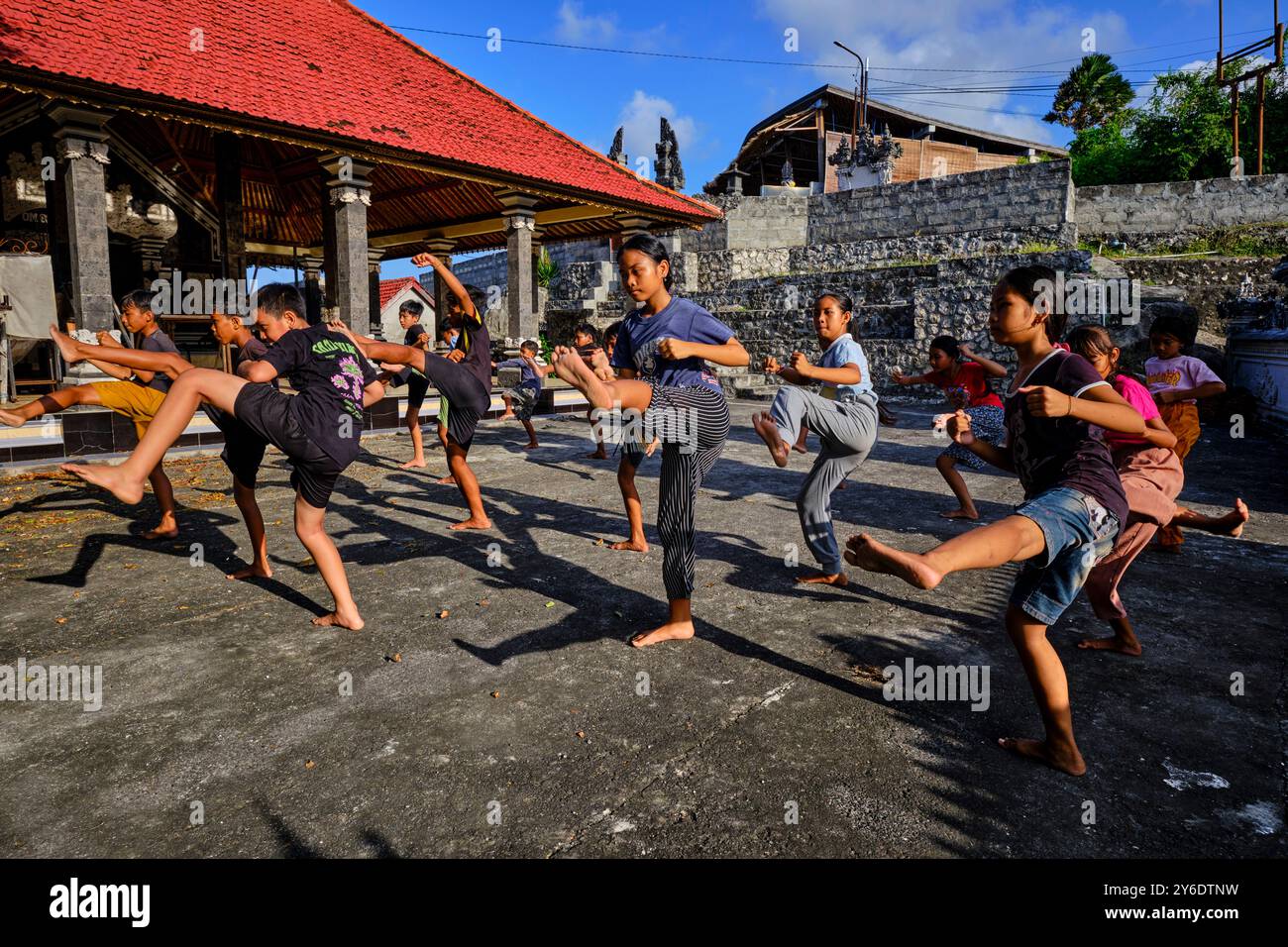 Indonesien, Bali, Nusa Penida, Karatetraining im Segara Yeh Ulakan Tempel Stockfoto