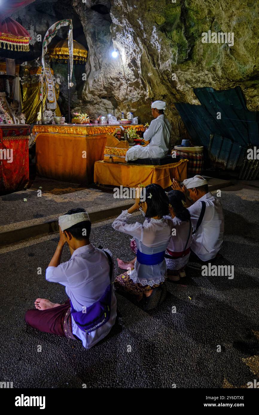 Indonesien, Bali, Nusa Penida, Anbeter beten in der Höhle des Goa Giri Putri Tempels Stockfoto