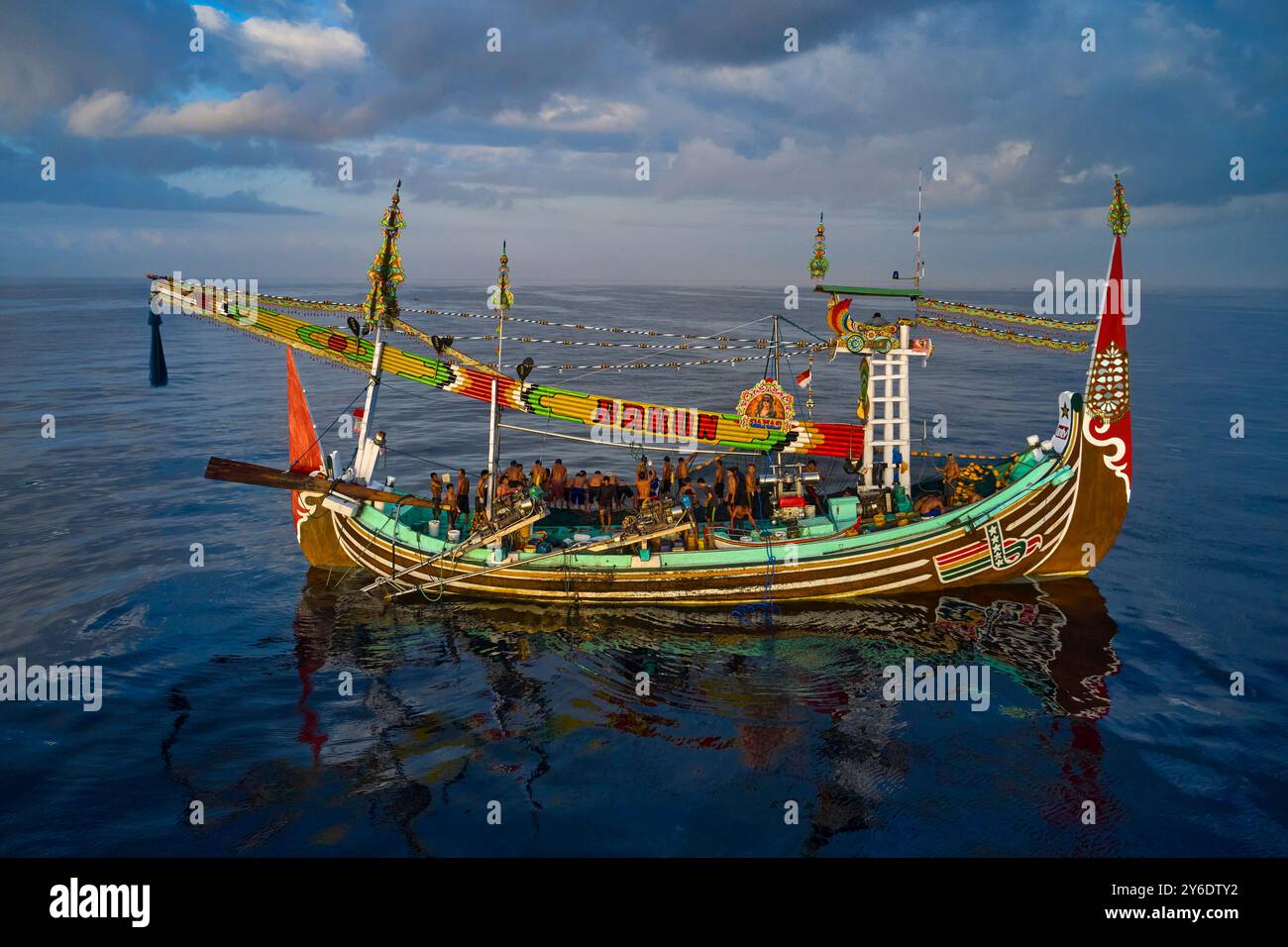 Indonesien, Bali Insel, Perancak Dorf, reich dekorierte Fischerbootfischen auf dem Meer Stockfoto