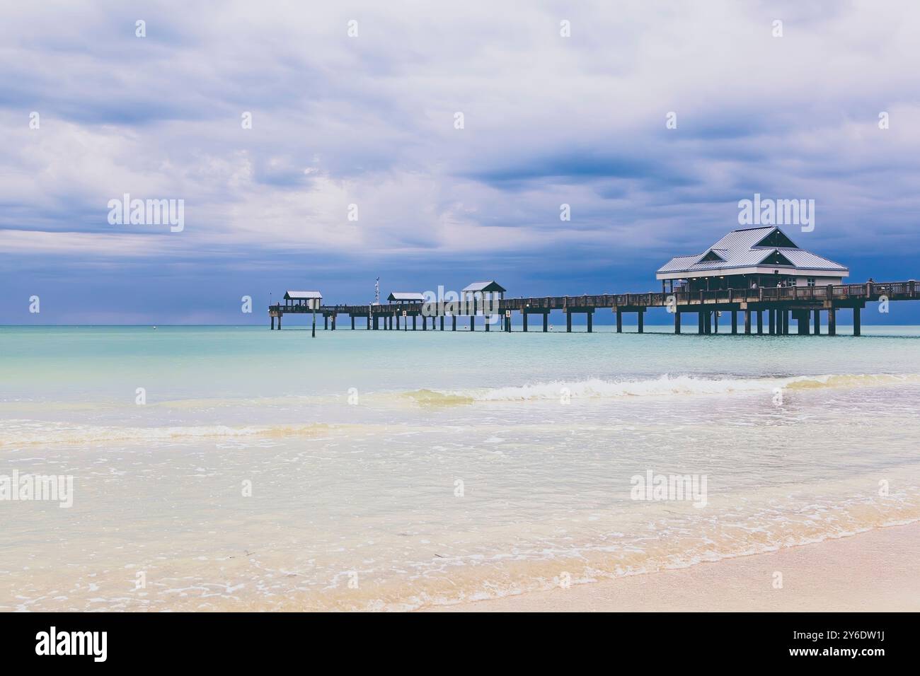 Malerischer Blick auf den Pier über dem ruhigen Ozean an bewölktem Tag Stockfoto