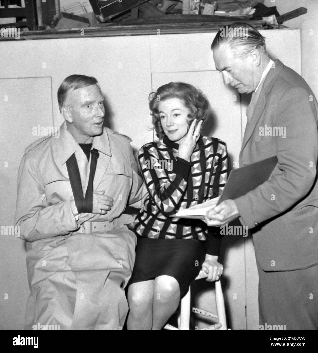 12. MÄRZ 1963 LORD UND LADY AUDLEY MIT DEM THEATERPRODUZENTEN PATRICK DESMOND WÄHREND EINER PROBE VON FROM THIS HILL IM ROMAN CATHOLIC SHOW BUSINESS CLUB IN LONDON, ENGLAND. Stockfoto