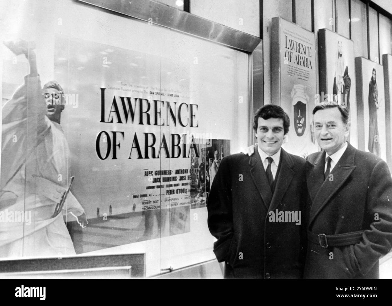 DAVID LEAN UND OMAR SHARIF NEBEN LAWRENCE VON ARABIEN POSTER / ; 6. MÄRZ 1963 Stockfoto