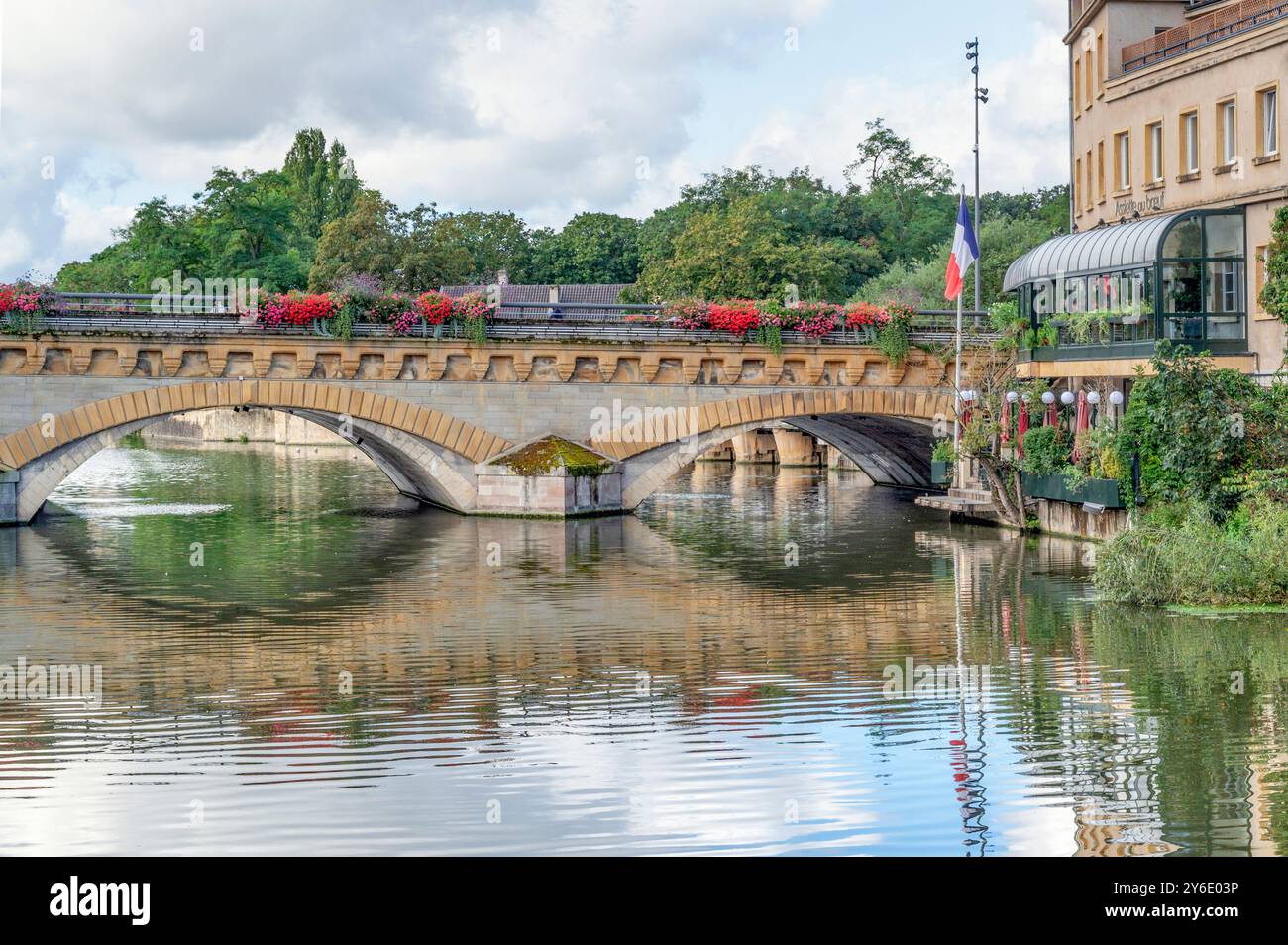 Die mittlere Brücke Pont Moyen mit dem Restaurant 'L'Assiette au Boeuf' in Metz, Frankreich Stockfoto