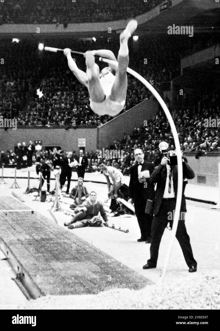 ATHLETICS JOHN UELSES STABHOCHSPRUNG IN AKTION BEI MILLROSE GAMES IN NEW YORK ; 3. FEBRUAR 1963 Stockfoto