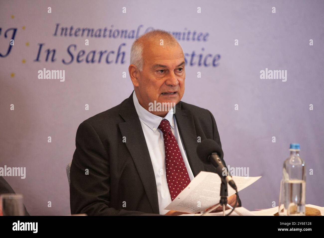 Paulo Casaca, ein ehemaliger sozialistischer Abgeordneter aus Portugal, spricht während der Pressekonferenz. Auf einer Konferenz in Brüssel mit dem Titel "der Terrorismus des iranischen Regimes auf dem Vormarsch in Europa, der Imperativ einer neuen EU-Politik" hat die in Brüssel ansässige NGO, das Internationale Komitee für Gerechtigkeit (ISJ), ein Whitepaper über die gescheiterte EU-Iran-Politik veröffentlicht. Stockfoto