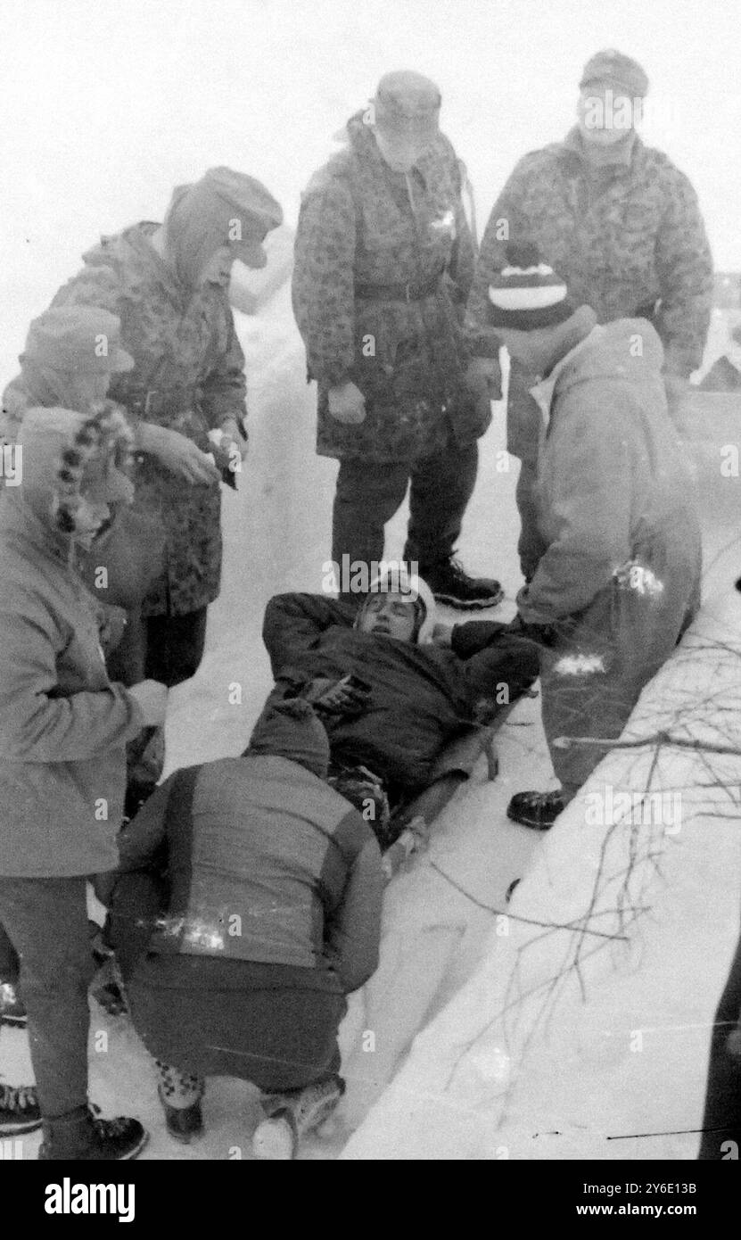 DAVID LEWIS AUF DER BAHRE IN ÖSTERREICH VERLETZT / ; 2. FEBRUAR 1963 Stockfoto