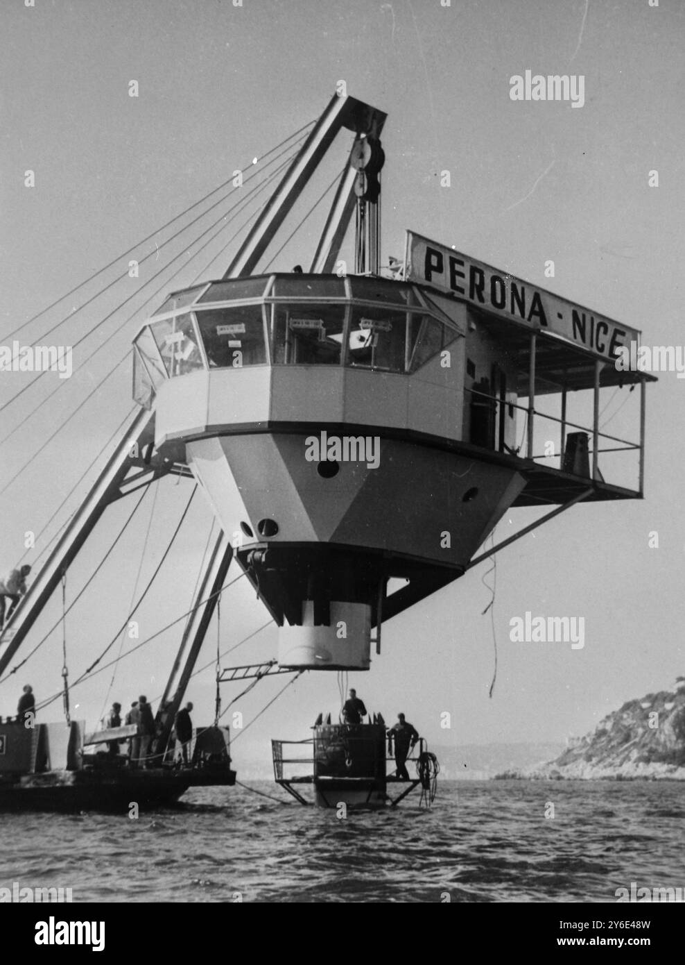 Cousteaus schwimmende Insel Villefrance-sur-mer , Frankreich : während der letzten Installation wurde der Kopfteil der Tiefseetaucher Commabnder Jacques-Yves Cousteaus schwimmender Insel auf den Tunnel , der auf dem Boden der Bucht verankert ist , gesehen . 15. Januar 1963 Stockfoto
