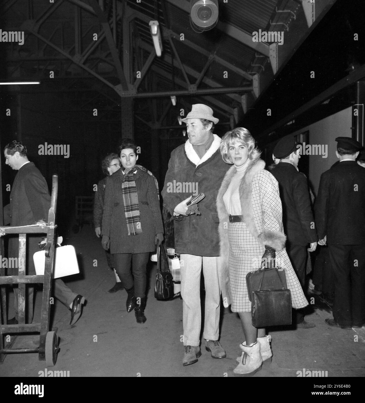 REX HARRISON MIT RACHEL ROBERTS AM FLUGHAFEN LONDON / ; 16. JANUAR 1963 Stockfoto