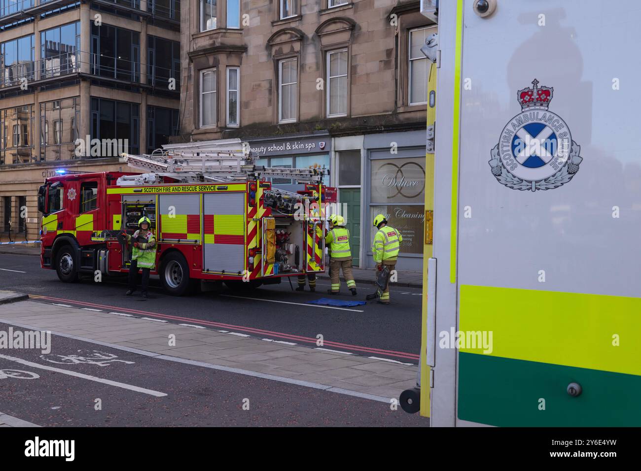 Edinburgh Schottland, Vereinigtes Königreich 25. September 2024. Rettungsdienste nehmen an einem Vorfall auf der Haymarket Terrace Teil. Credit sst/alamy Live News Stockfoto