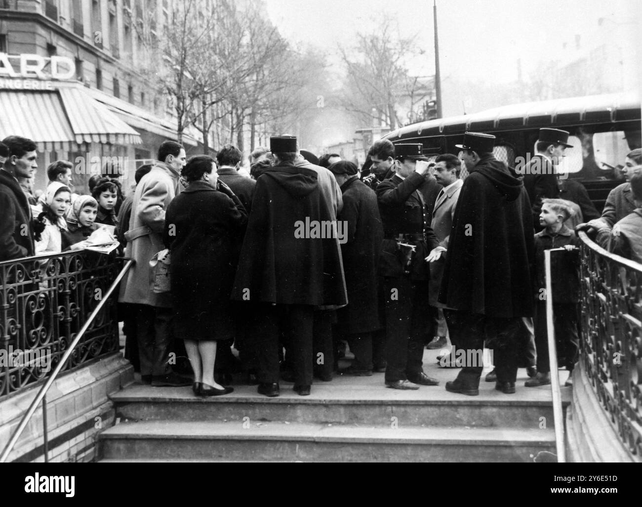 U-BAHNKOLLISION IN PARIS - 40 VERLETZTE ; 11. JANUAR 1963 Stockfoto