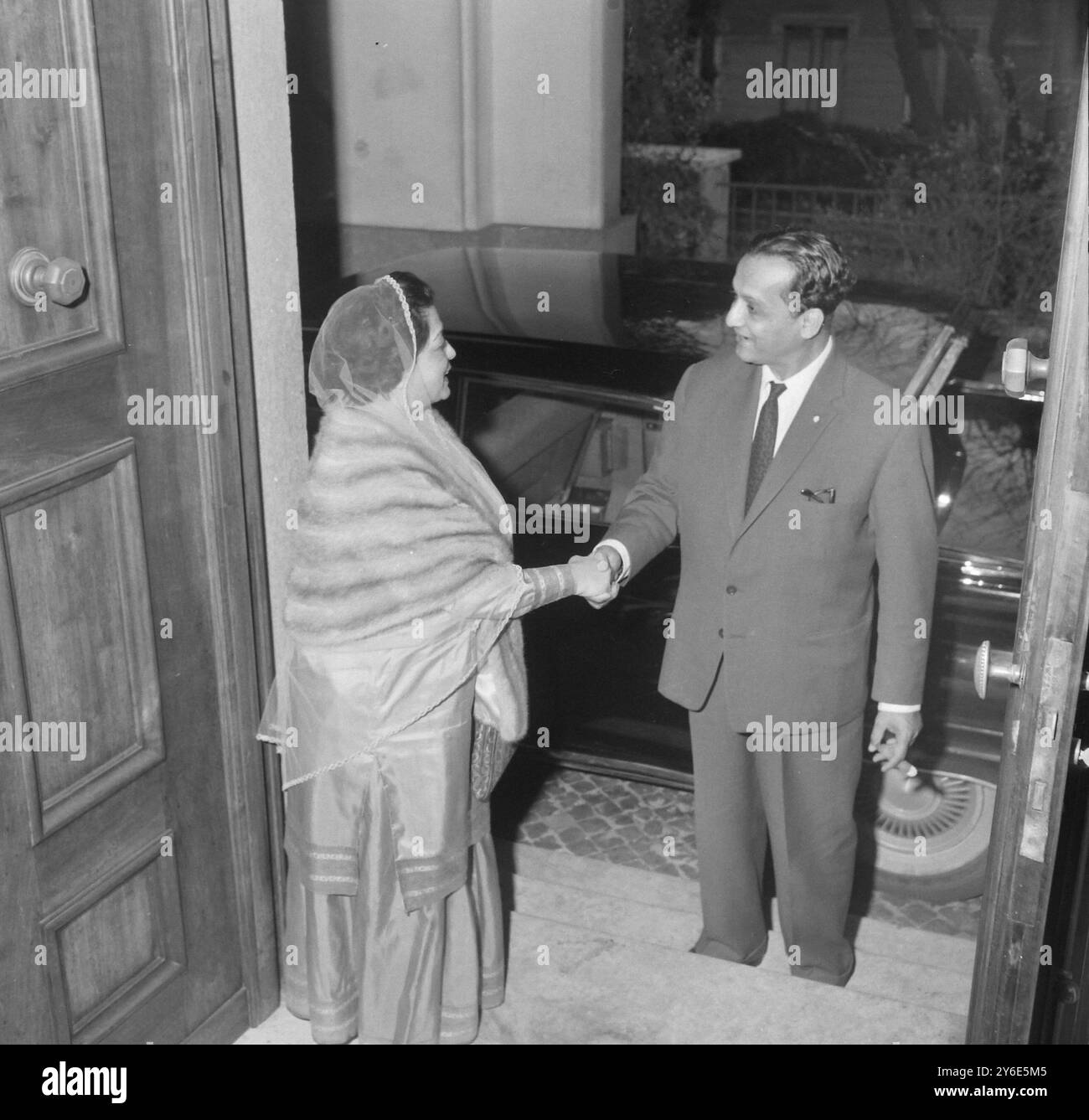 BEGUM LIAQUAT ALI KHAN MIT SAMIULLA KHAN DELHAVI IN ROM / ; 5. JANUAR 1963 Stockfoto