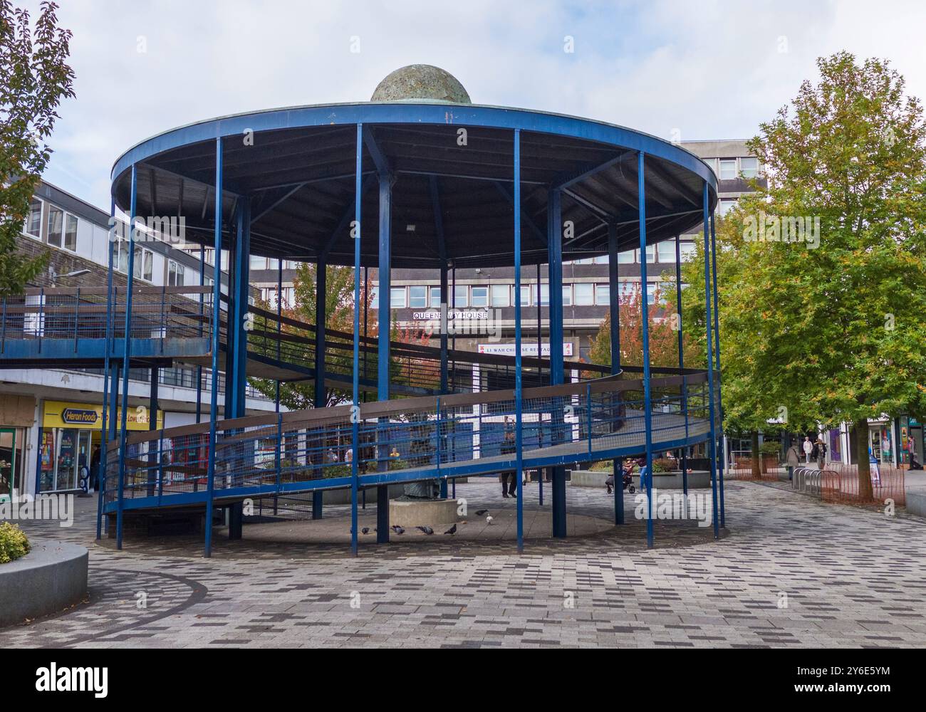 Die gewundene kreisförmige Rampe führt zum oberen Stockwerk des Einkaufszentrums im Billingham Town Centre in England, Großbritannien Stockfoto