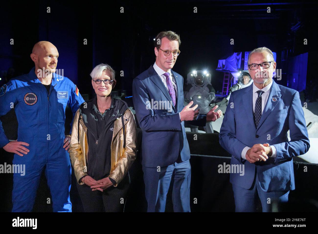 Köln, 25.09.2024: Astronaut Alexander Gerst, Prof. Dr.-Ing. Anke Kaysser-Pyzalla, Vorstandsvorsitzende des DLR, NRW Ministerpräsident Hendrik Wüst und ESA-Generaldirektor Dr. Josef Aschbacher. Eröffnung der LUNA Analog Facility in Anwesenheit von Hendrik Wüst, Ministerpräsident des Landes NRW, Mona Neubaur, Wirtschafts- und Klimaschutzministerin in NRW, Dr. Anna Christmann, Koordinatorin der Bundesregierung für die deutsche Luft- und Raumfahrt, sowie Prof. Dr.-Ing. Anke Kaysser-Pyzalla, Vorstandsvorsitzende des DLR, ESA-Generaldirektor Dr. Josef Aschbacher und Vertreterinnen und Vertreter aus Stockfoto