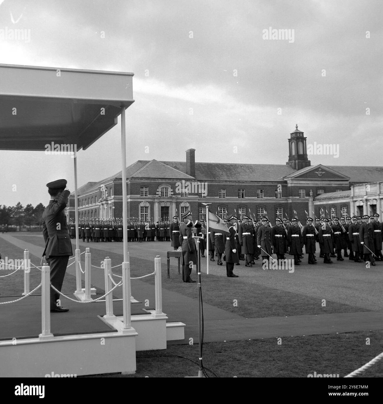 KING HUSSEIN REZENSIERT RAF CADETS CRANWELL ; 18. DEZEMBER 1962 Stockfoto