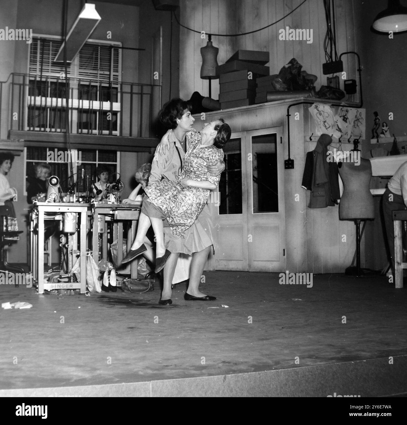 THEATER DER RAG HANDEL PICCADILLY E KANONE ALS LIL TRUG KARLI ; 18. DEZEMBER 1962 Stockfoto