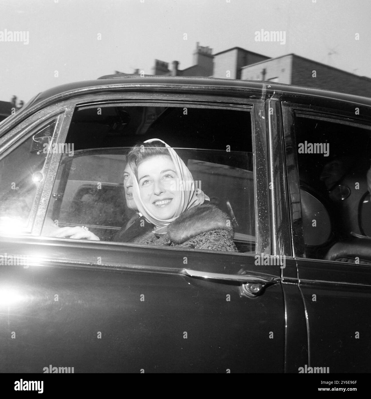 PRINZESSIN ALEXANDRA UND ANGUS JAMES BRUCE OGILVY IM AUTO; 10. DEZEMBER 1962 Stockfoto