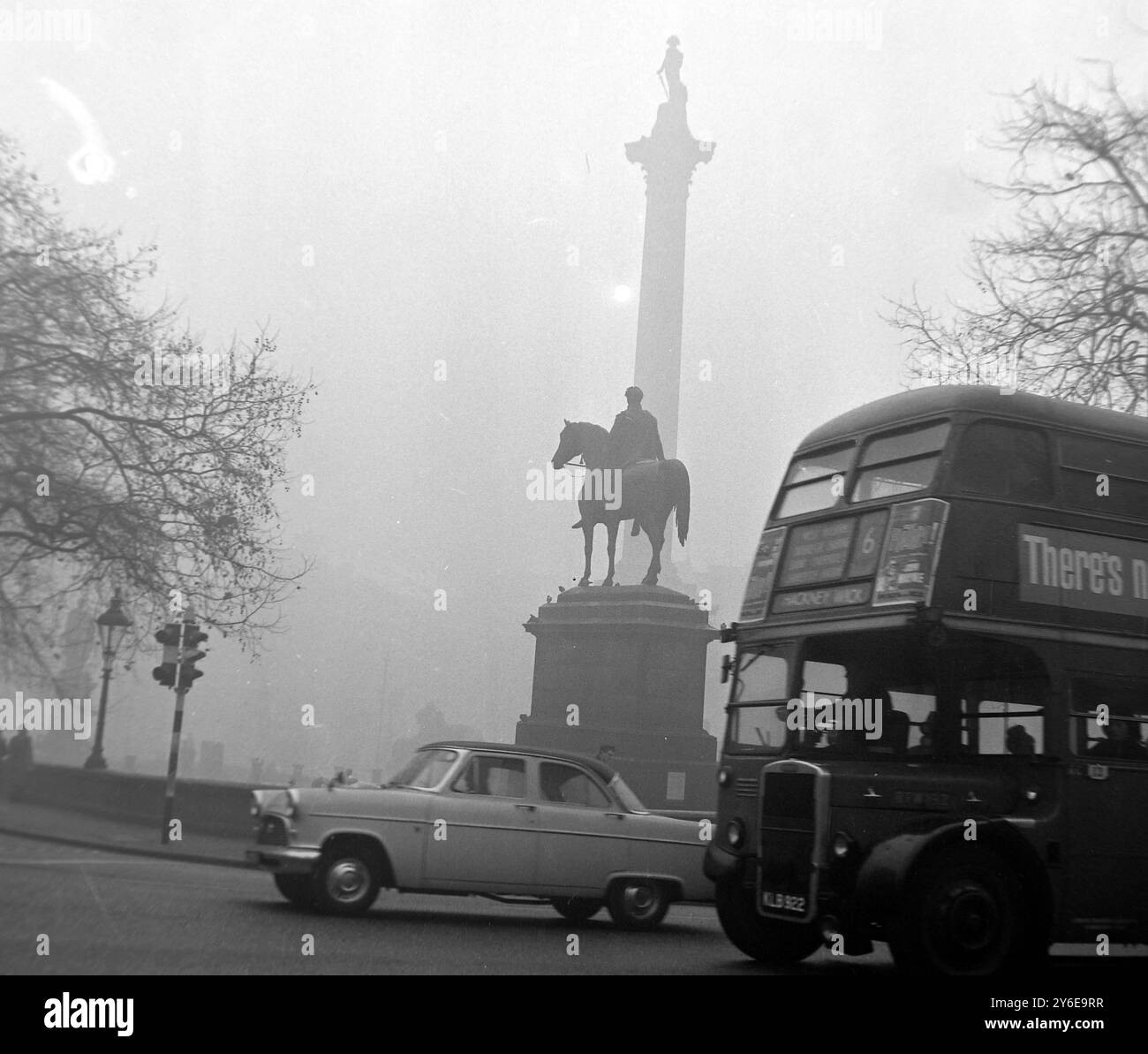 SMOG NELSONS SÄULEN IN DICHTEM NEBEL IN LONDON; 6. DEZEMBER 1962 Stockfoto