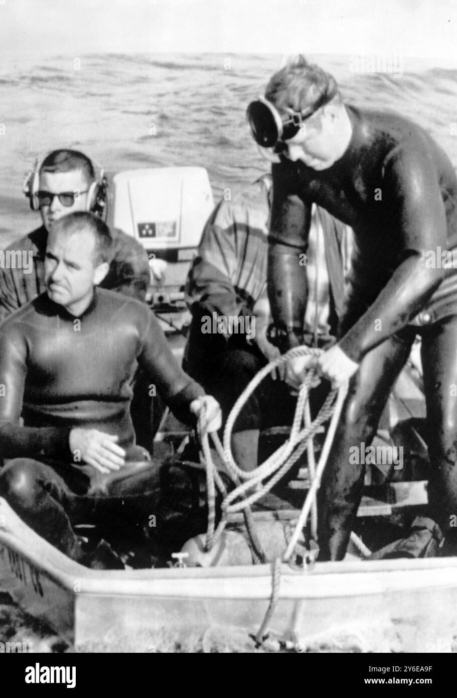 TAUCHUNFALLTAUCHER, DIE NACH DER SUCHE NACH TIEFSEETAUCHER IN AALON ZURÜCKKEHREN; 4. DEZEMBER 1962 Stockfoto