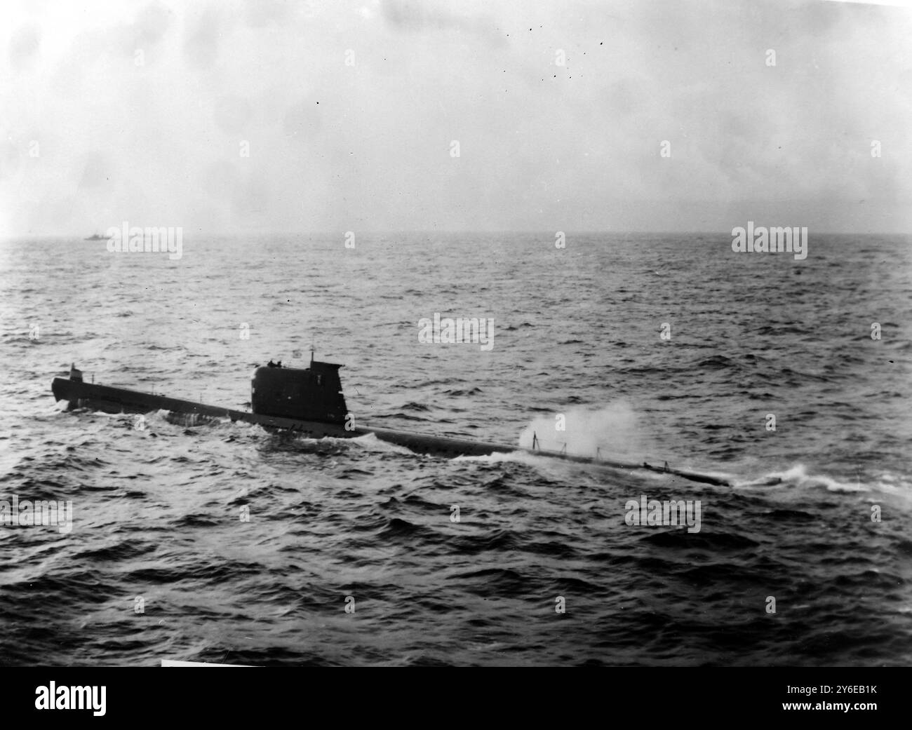 KRISENZERSTÖRER HALTEN SOWJETISCHES U-BOOT UNTER ÜBERWACHUNG ; 28. NOVEMBER 1962 Stockfoto