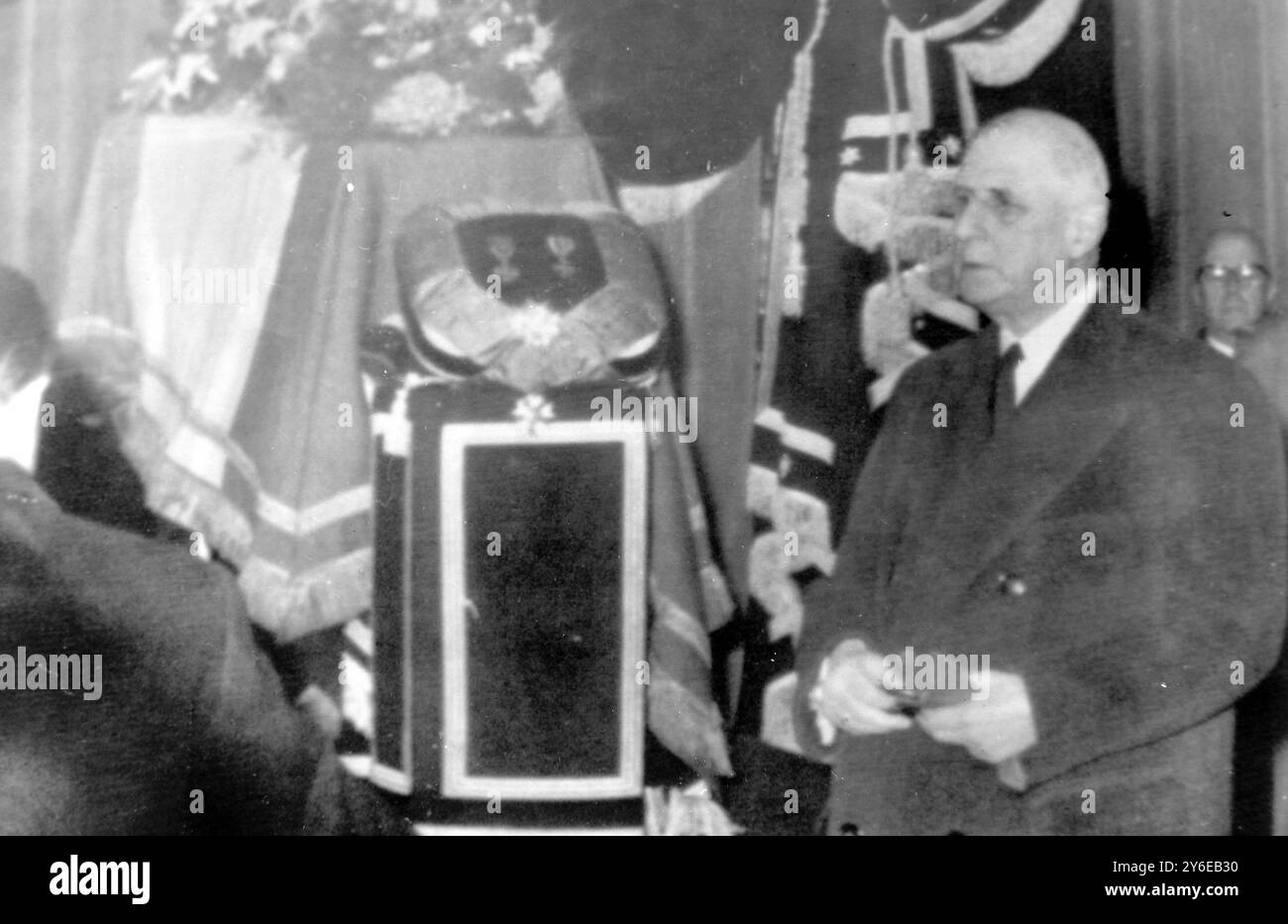 DER FRANZÖSISCHE PRÄSIDENT CHARLES DE GAULLE BEI DER BEERDIGUNG PRÄSIDENT RENE COTY IN LE HAVRE AM 27. NOVEMBER 1962 Stockfoto