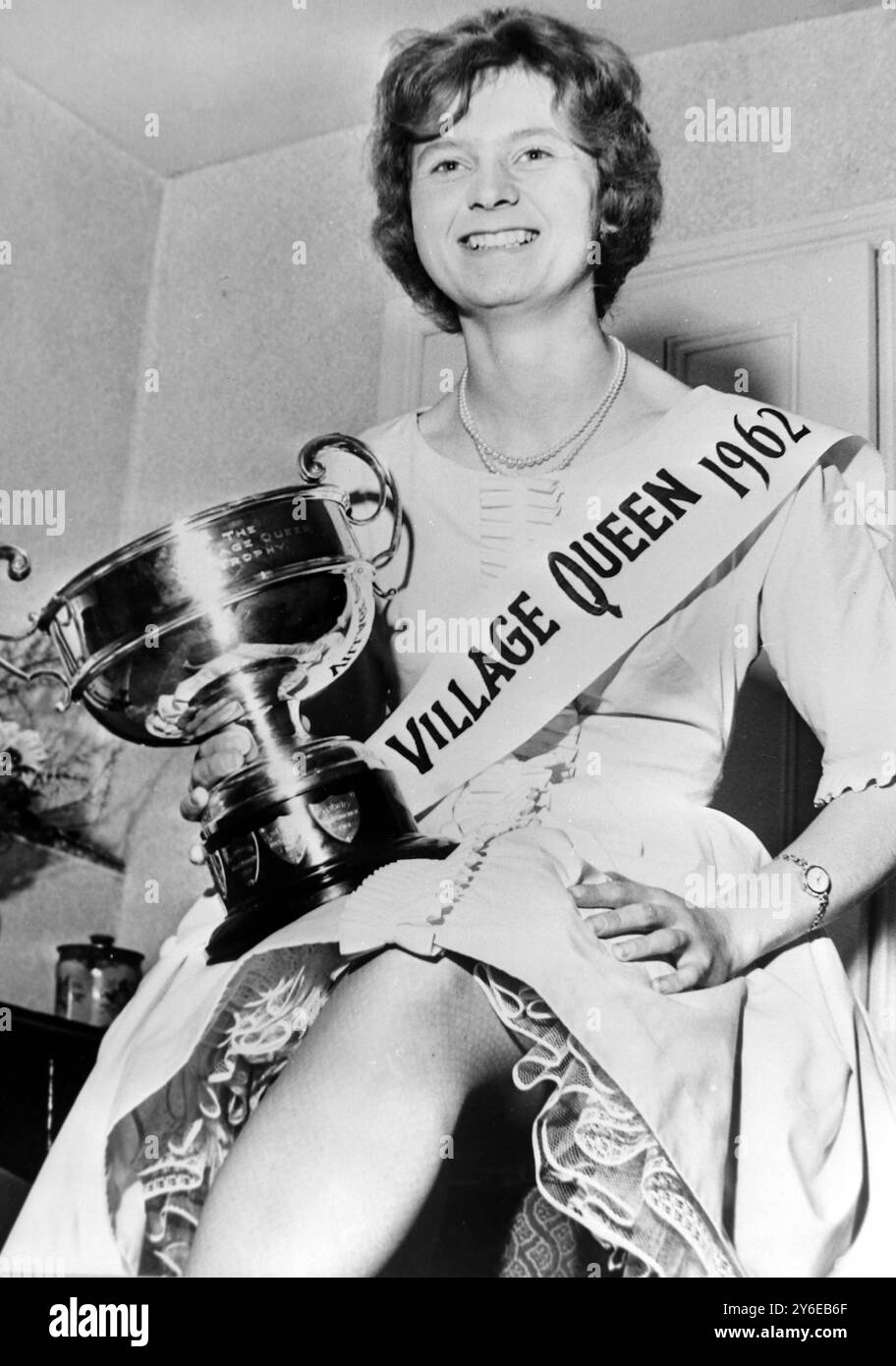 BEAUTY JEAN SANDERSON VILLAGE QUEEN; 26. NOVEMBER 1962 Stockfoto