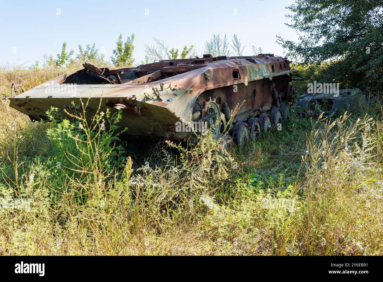 Sumy Oblast, Ukraine 05.03.2022 Romny, Gräueltaten der russischen Armee in Sumy Oblast. Die ukrainische Armee verbrannte die russische BMP 2. Russlands Krieg gegen die Kriege Stockfoto