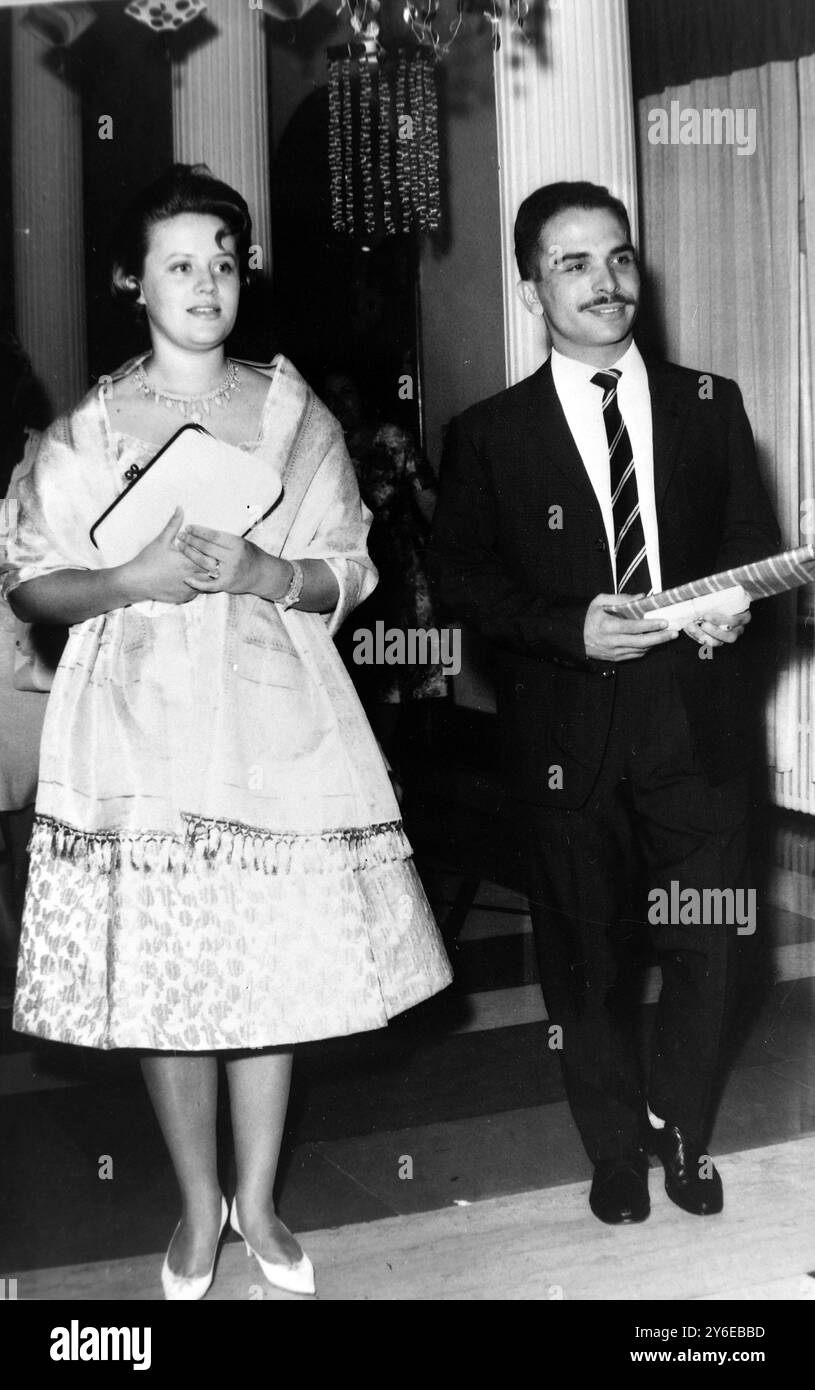 KÖNIG HUSSEIN MIT SEINER FRAU PRINZESSIN MUNA PRÄSENTIERT REFERENZEN IN AMMAN, JORDANIEN; 23. NOVEMBER 1962 Stockfoto