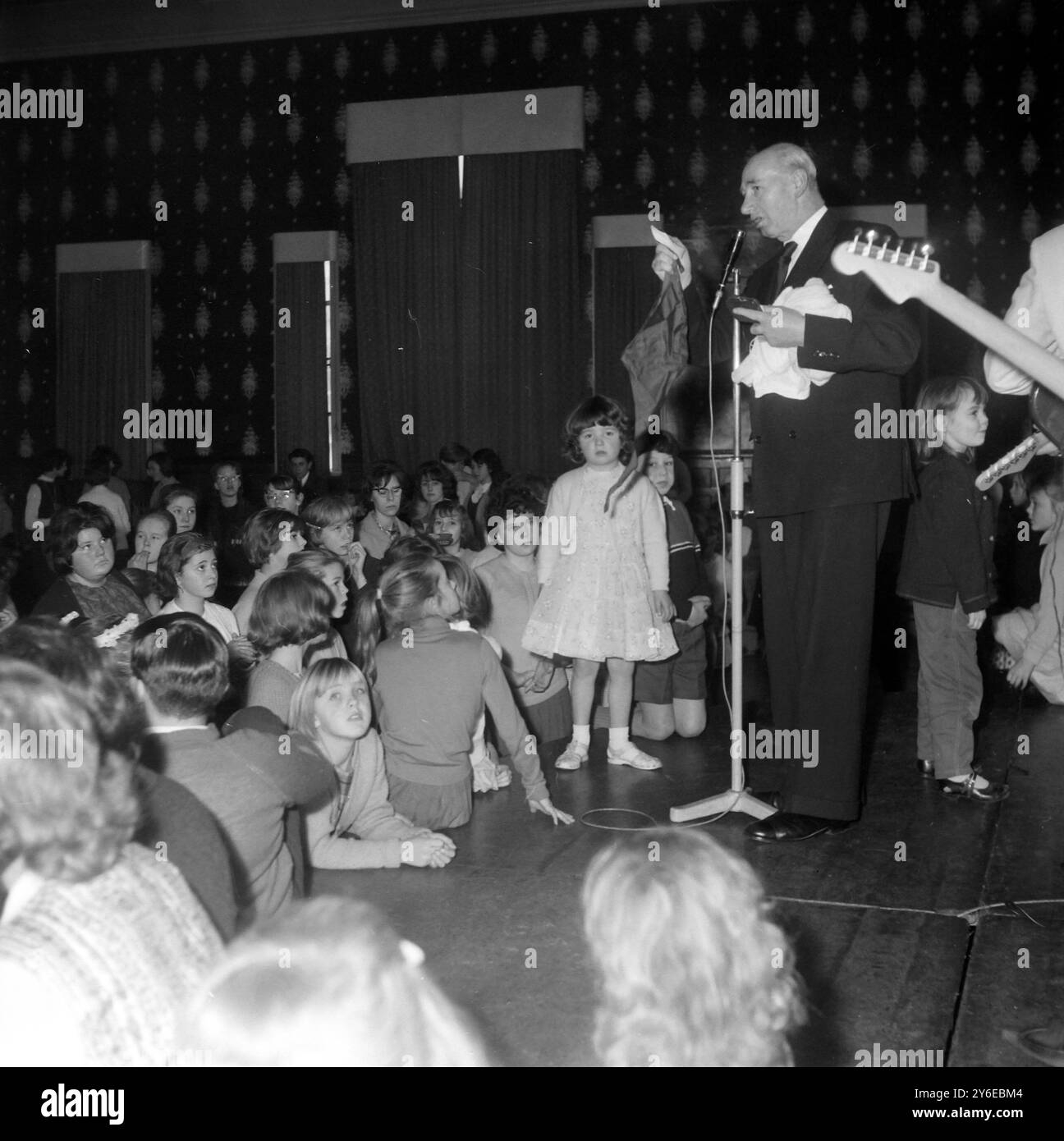 DANCE HALL CHILDRENS DANCE HALL IM SAVOY BALLSAAL SOUTHSEA HAMPSHIRE; 22. NOVEMBER 1962 Stockfoto