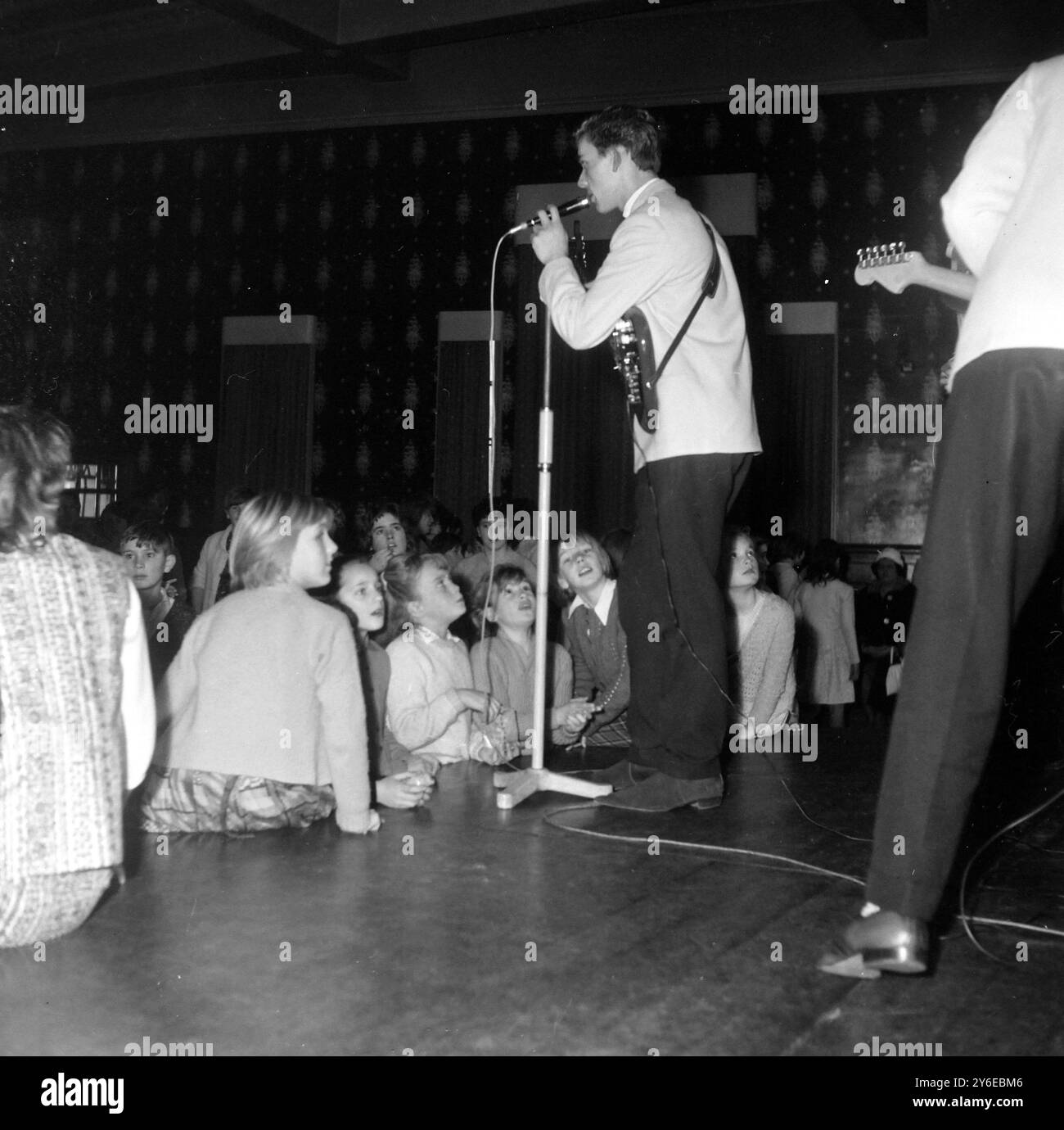 DANCE HALL CHILDRENS DANCE HALL IM SAVOY BALLSAAL SOUTHSEA HAMPSHIRE; 22. NOVEMBER 1962 Stockfoto