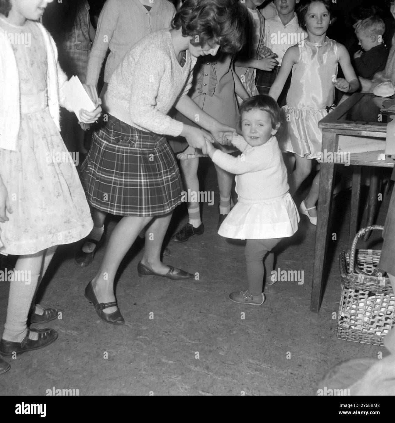 DANCE HALL CHILDRENS DANCE HALL IM SAVOY BALLSAAL SOUTHSEA HAMPSHIRE; 22. NOVEMBER 1962 Stockfoto
