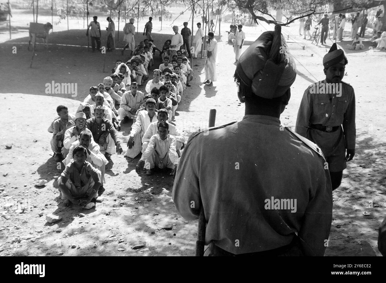 REKRUTEN DER ARMEE WARTEN AUF KÖRPERLICHE UNTERSUCHUNG IN NEU-DELHI ; 16. NOVEMBER 1962 Stockfoto
