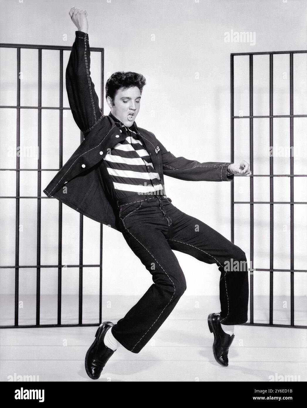 Ein Foto, das den Film Jailhouse Rock fördert, zeigt den Sänger Elvis Presley. Stockfoto