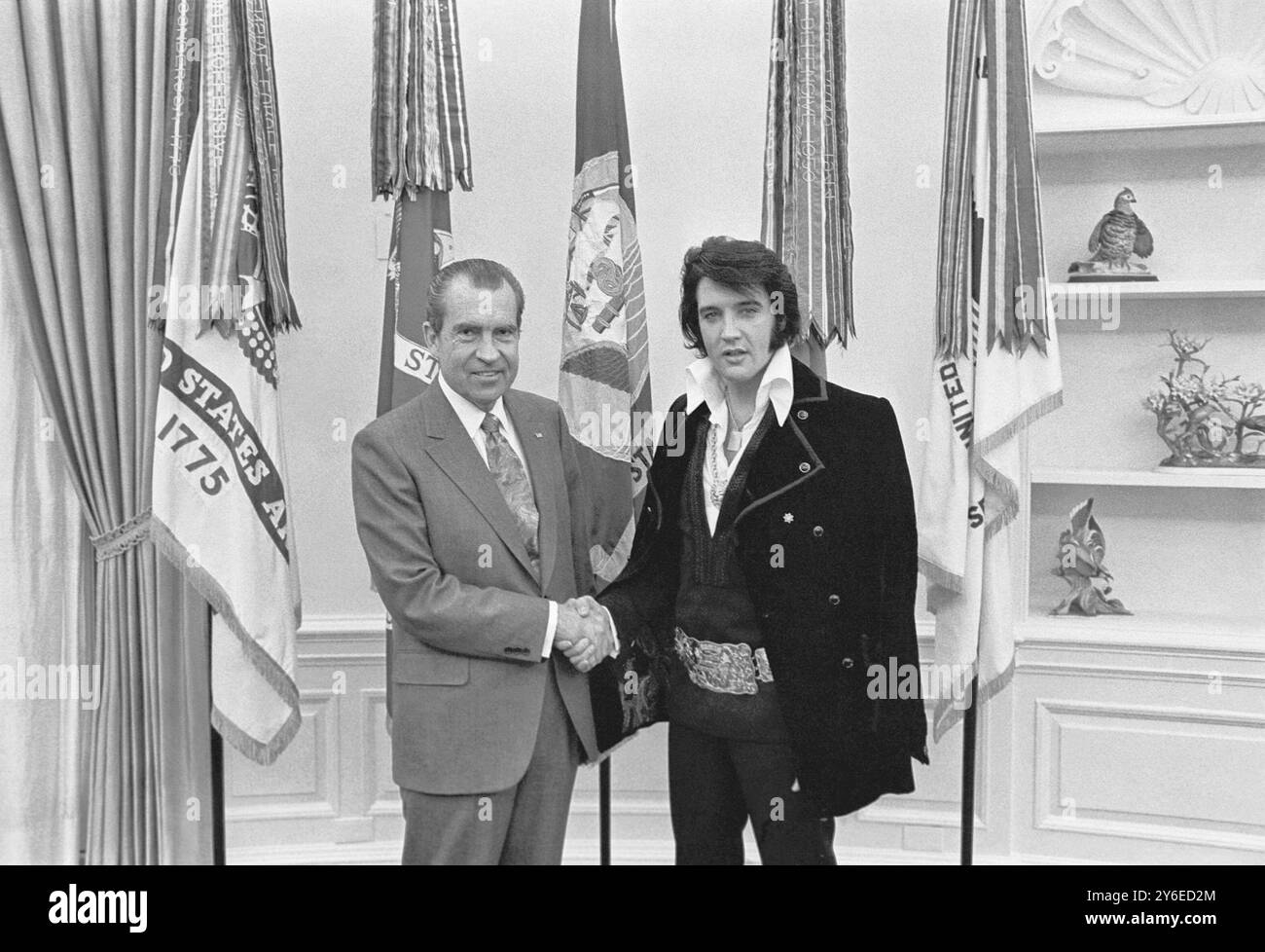 Elvis Presley trifft Richard Nixon. Am 21. Dezember 1970 traf Presley auf seinen eigenen Wunsch den damaligen Präsidenten Richard Nixon im Oval Office des Weißen Hauses. Elvis liegt auf der rechten Seite. Waggishly, dieses Bild wird als "der beiden größten Tonkünstler des 20. Jahrhunderts" bezeichnet. Die Nixon Library & Birthplace verkauft eine Reihe von Souvenirs mit diesem Foto und der Beschriftung „der Präsident & der König“. Stockfoto