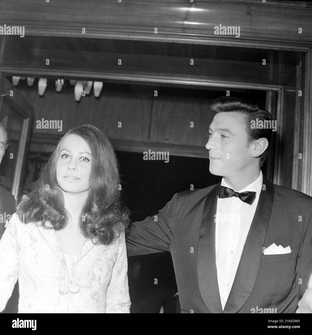 LAURENCE HARVEY MIT SARAH MILES IN LONDON / ; 9. NOVEMBER 1962 Stockfoto