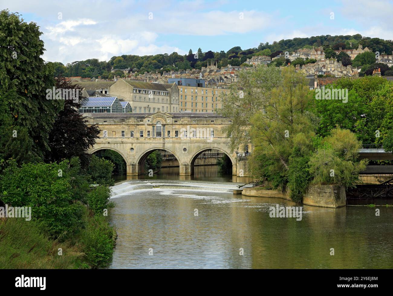 River Avon und Pulteney Bridge, Bath, Somerset, England, Vereinigtes Königreich. Stockfoto