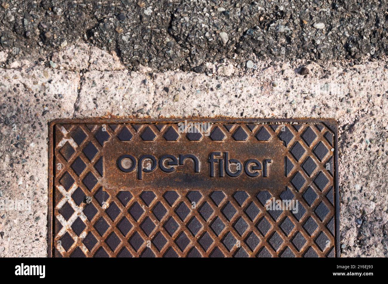 Bügelabdeckung für Glasfaserkabel Stockfoto Bügelabdeckung für Glasfaserkabel Stockfoto