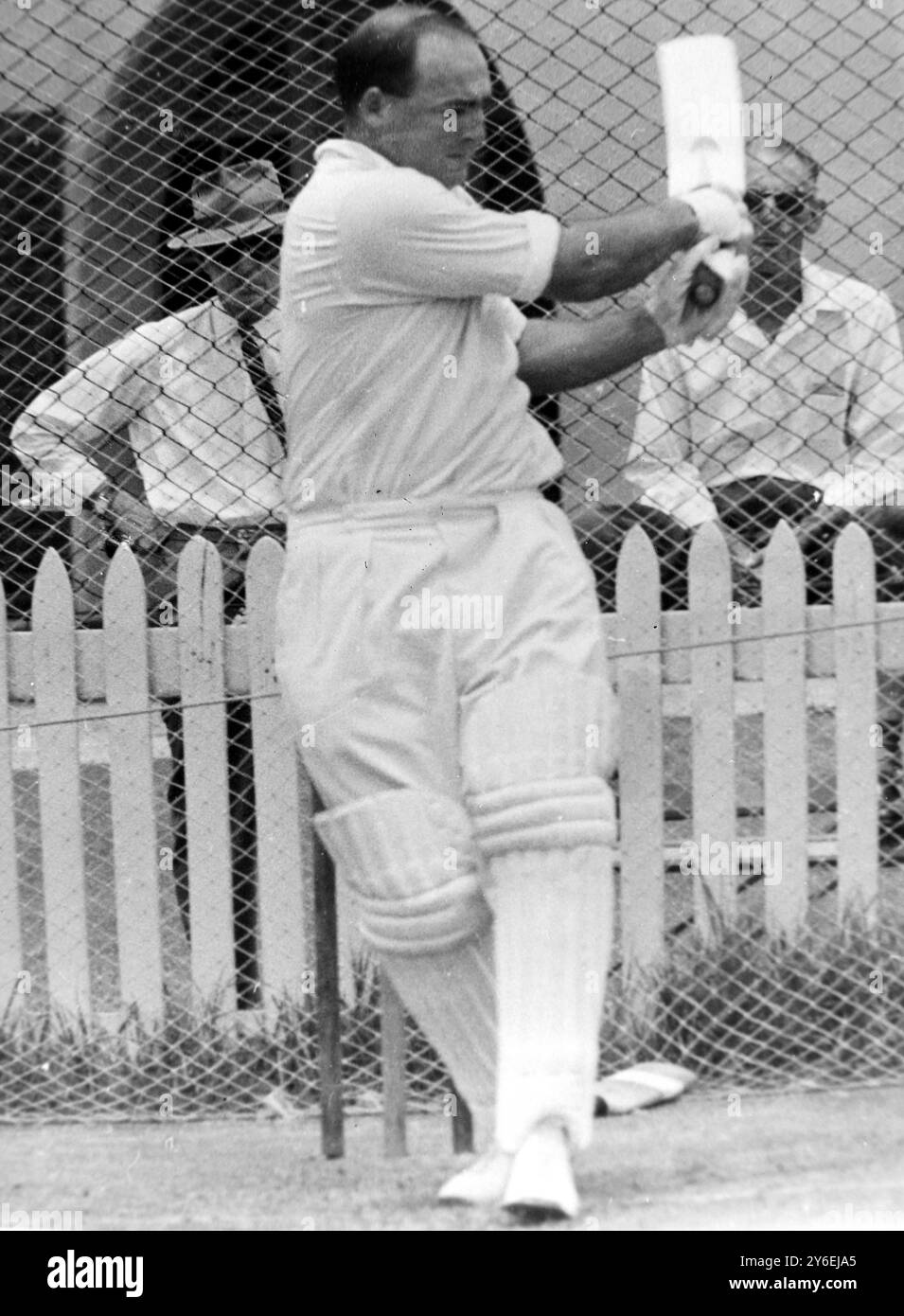 PETER BRUGE CRICKETSPIELER IN AKTION / ; 25. OKTOBER 1962 Stockfoto