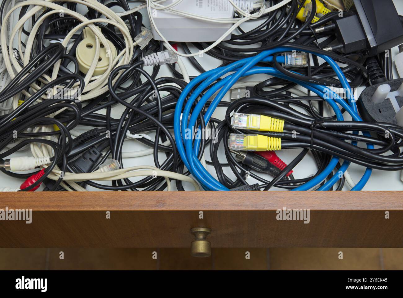 Unbenutzte elektrische Gegenstände in einer offenen Schublade Stockfoto